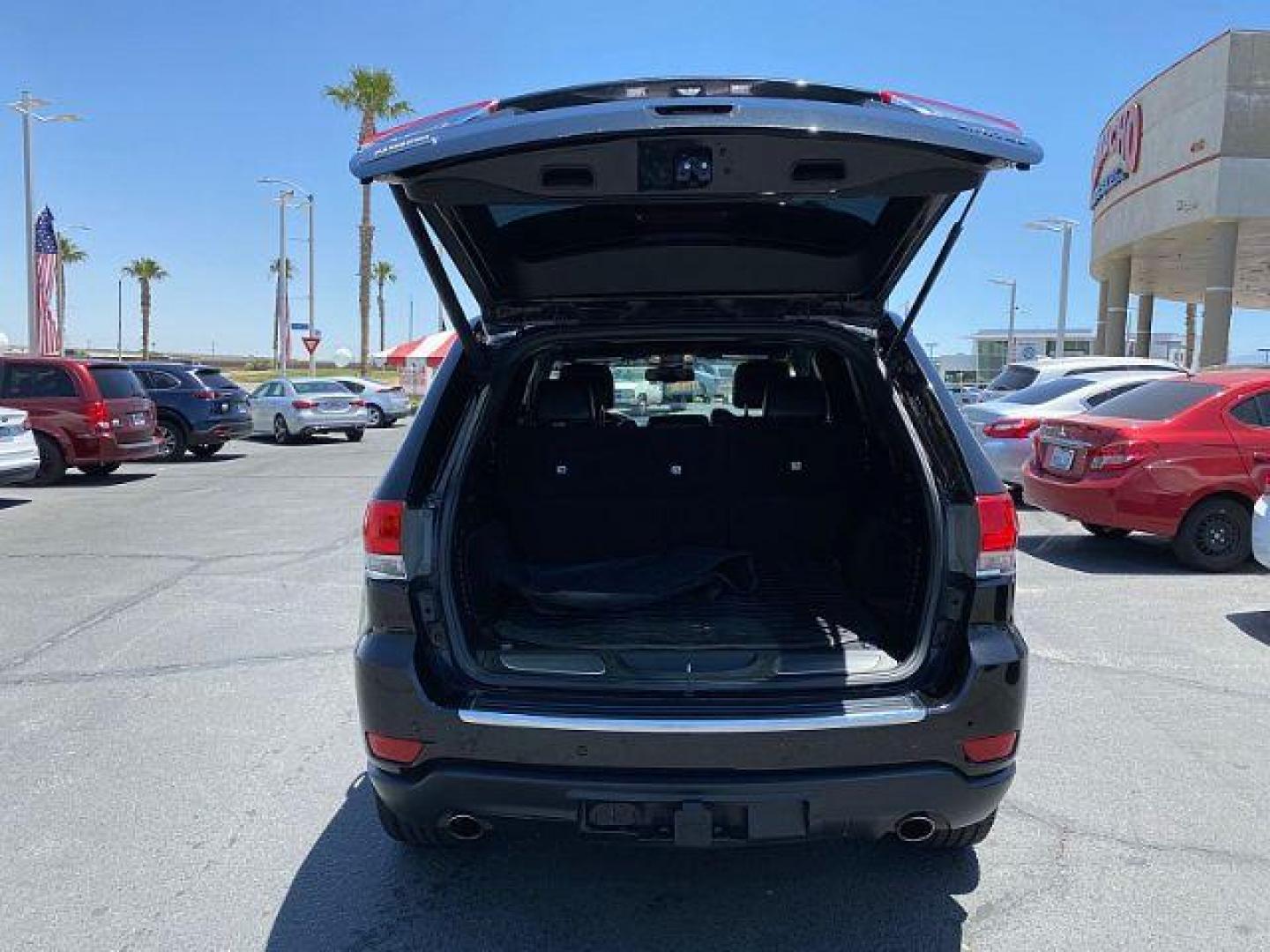 2014 Jeep Grand Cherokee (1C4RJEBM7EC) with an V6 EcoDiesel 3.0T engine, Automatic 8-Spd transmission, located at 412 Auto Vista Drive, Palmdale, CA, 93551, (661) 945-0620, 34.592636, -118.136681 - Photo#15