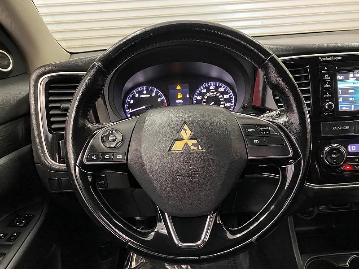 2016 MITSUBISHI OUTLANDER (JA4AD3A38GZ) , located at 412 Auto Vista Drive, Palmdale, CA, 93551, (661) 945-0620, 34.592636, -118.136681 - Photo#19