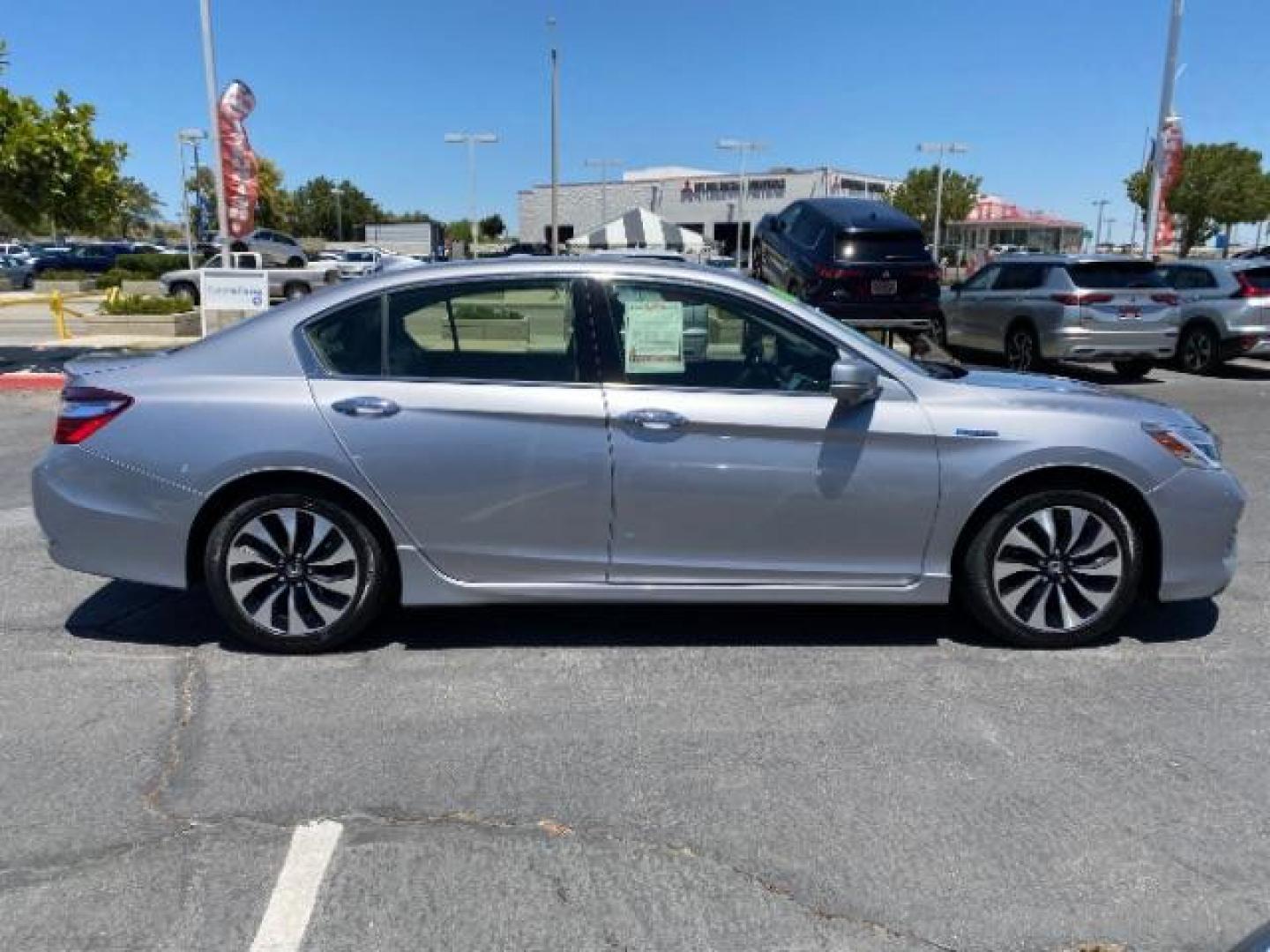 2017 SILVER Honda Accord Hybrid (JHMCR6F71HC) with an 4-Cyl Hybrid VTEC 2.0L engine, Automatic CVT transmission, located at 412 Auto Vista Drive, Palmdale, CA, 93551, (661) 945-0620, 34.592636, -118.136681 - Photo#8