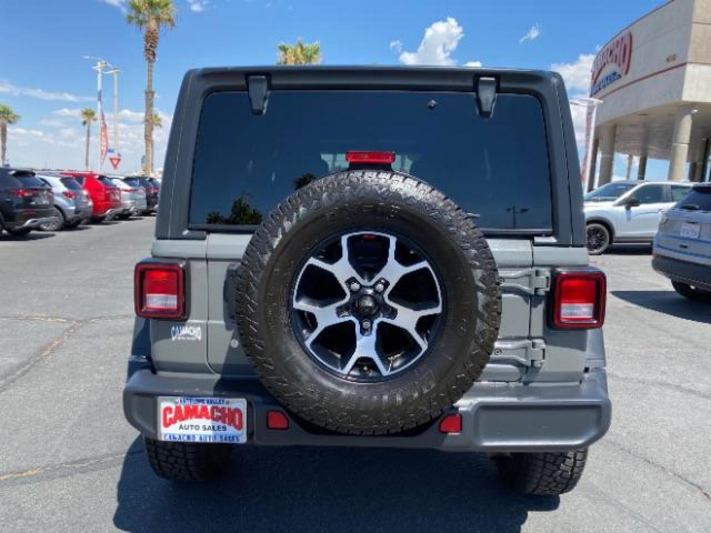 2020 GRAY Jeep Wrangler Unlimited (1C4HJXFN1LW) with an 4-Cyl Turbo 2.0 Liter engine, Automatic transmission, located at 412 Auto Vista Drive, Palmdale, CA, 93551, (661) 945-0620, 34.592636, -118.136681 - Photo#5