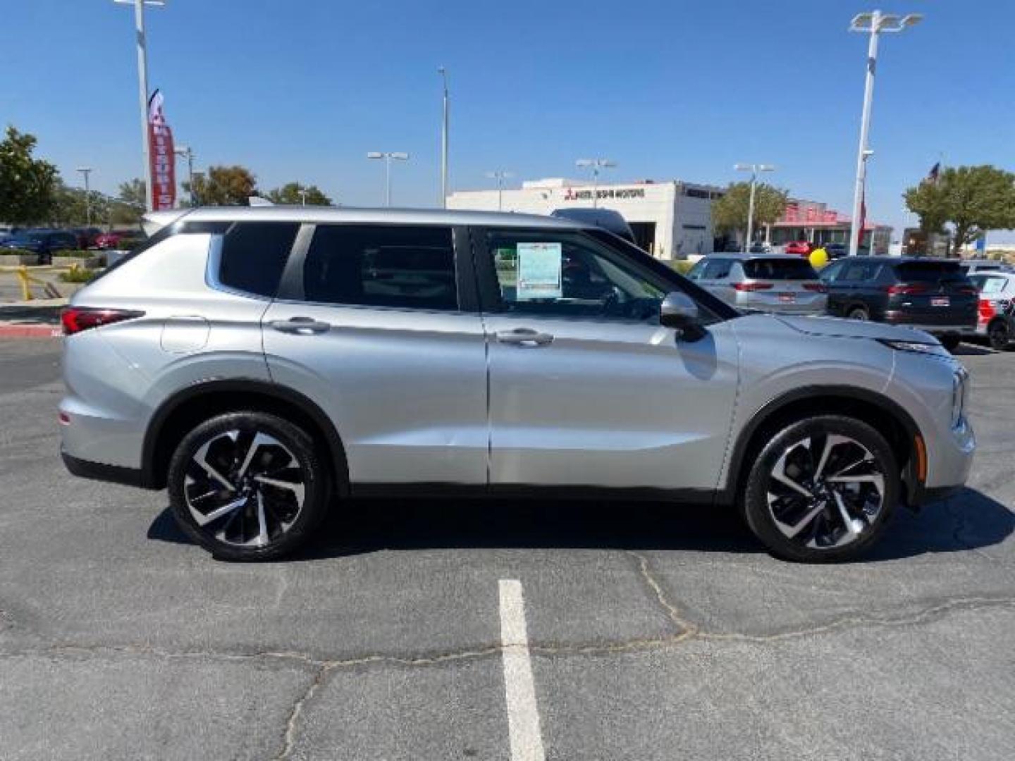 2022 SILVER Mitsubishi Outlander (JA4J4TA83NZ) with an 4-Cyl 2.5 Liter engine, Automatic CVT transmission, located at 412 Auto Vista Drive, Palmdale, CA, 93551, (661) 945-0620, 34.592636, -118.136681 - Photo#7