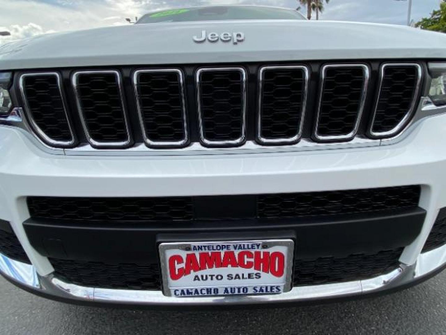 2024 WHITE Jeep Grand Cherokee L (1C4RJJAG4R8) with an V6 VVT 3.6 Liter engine, Automatic 8-Spd transmission, located at 412 Auto Vista Drive, Palmdale, CA, 93551, (661) 945-0620, 34.592636, -118.136681 - Photo#8