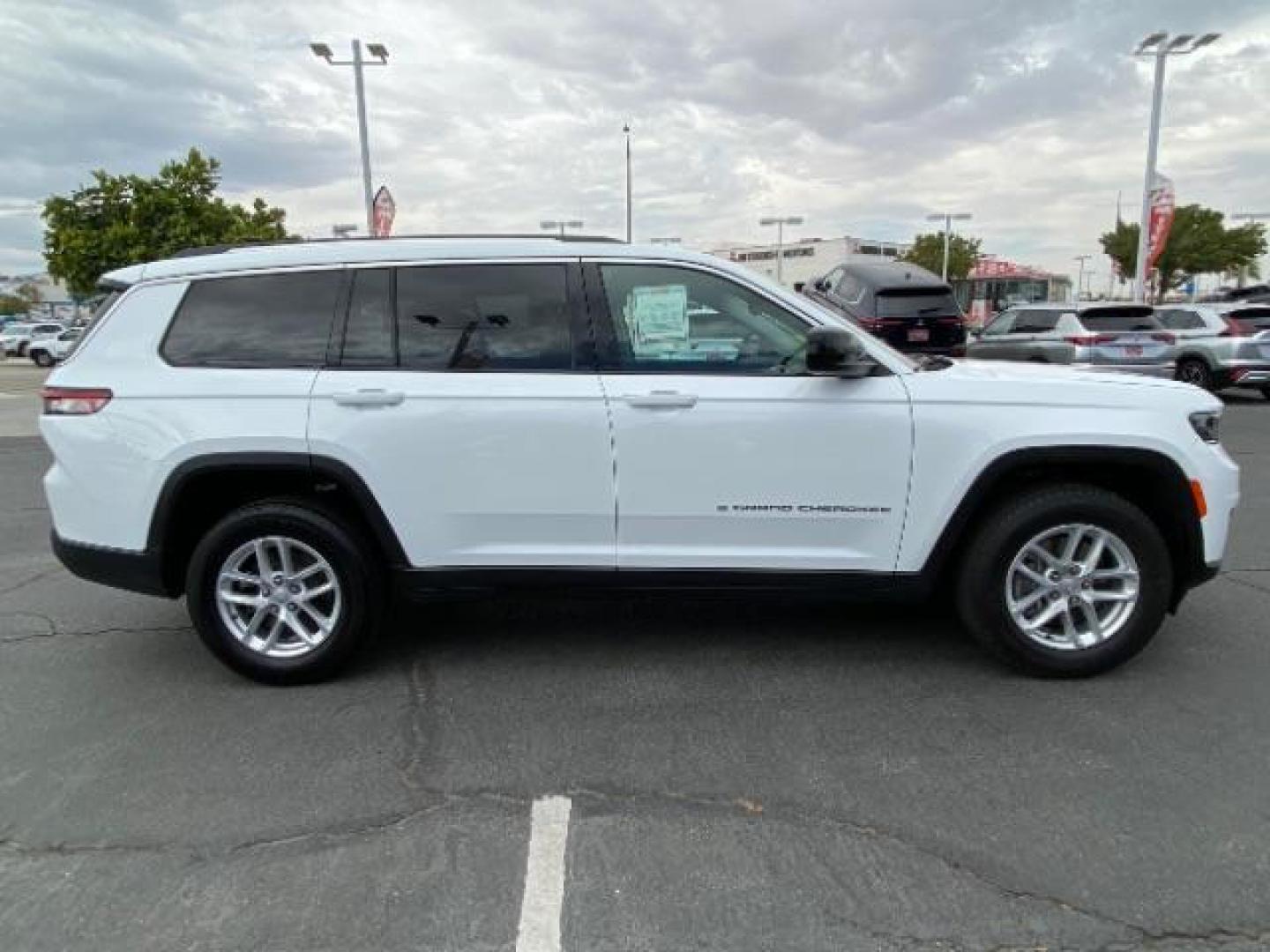 2024 WHITE Jeep Grand Cherokee L (1C4RJJAG4R8) with an V6 VVT 3.6 Liter engine, Automatic 8-Spd transmission, located at 412 Auto Vista Drive, Palmdale, CA, 93551, (661) 945-0620, 34.592636, -118.136681 - Photo#7