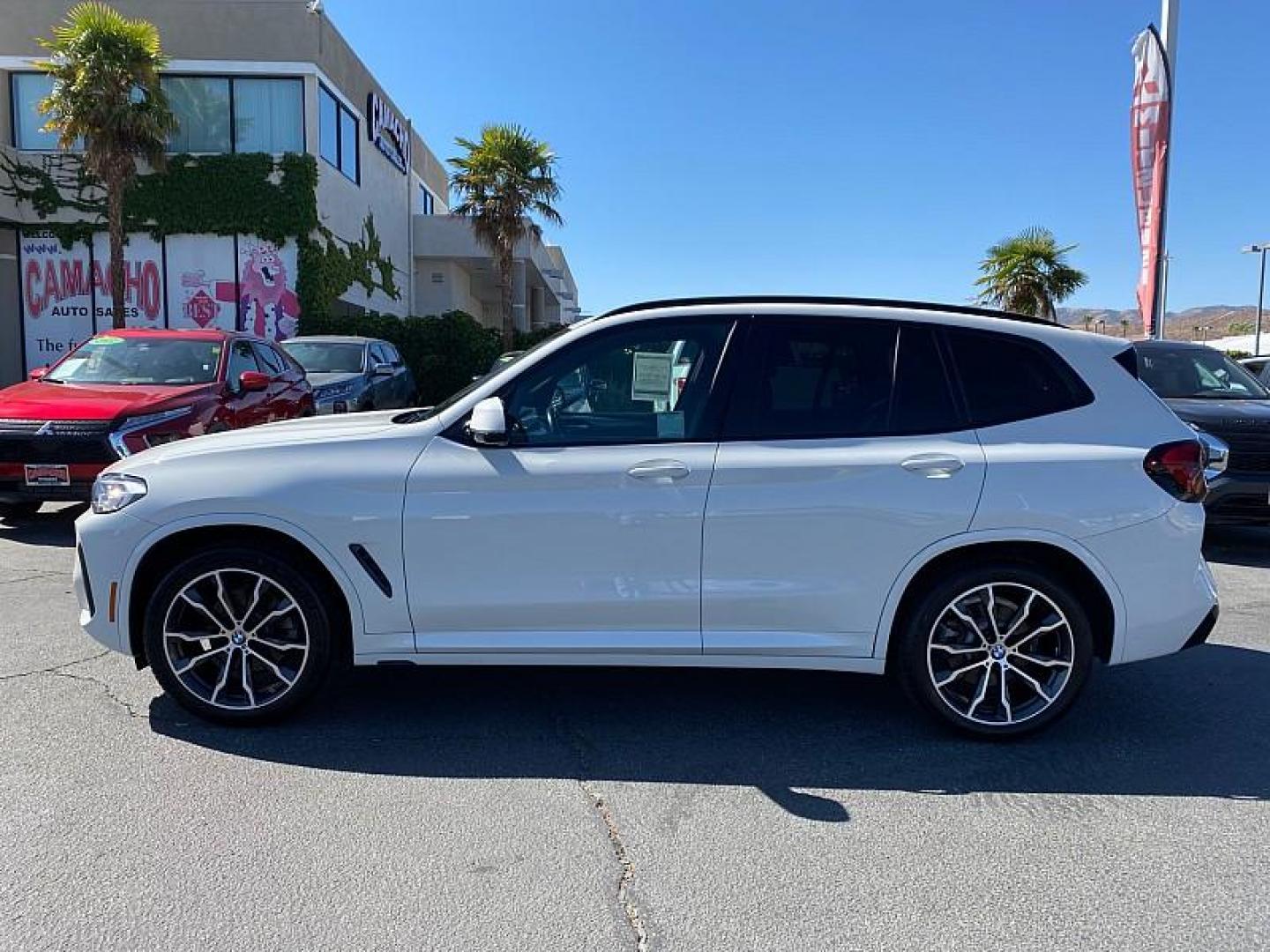 2022 WHITE BMW X3 (5UX43DP0XN9) with an 4-Cyl Turbo 2.0 Liter engine, Automatic 8-Spd Sport w/Sport transmission, located at 412 Auto Vista Drive, Palmdale, CA, 93551, (661) 945-0620, 34.592636, -118.136681 - Photo#3