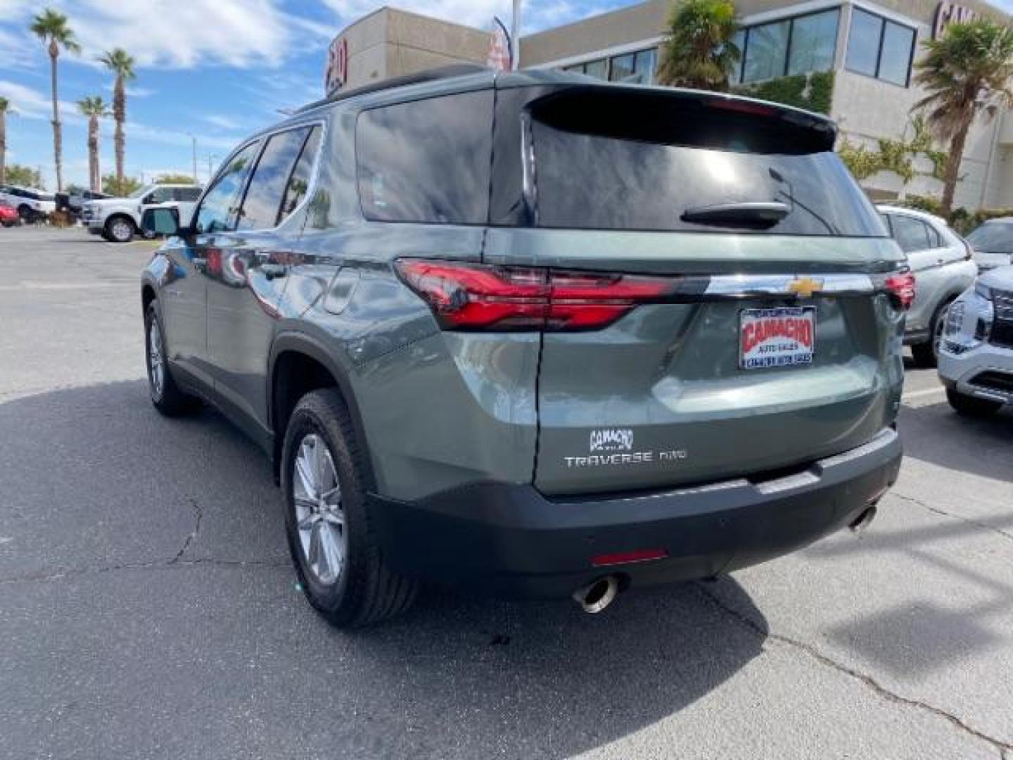 2022 GREEN Chevrolet Traverse (1GNEVHKW5NJ) with an V6 3.6 Liter engine, Automatic 9-Spd transmission, located at 412 Auto Vista Drive, Palmdale, CA, 93551, (661) 945-0620, 34.592636, -118.136681 - Photo#4