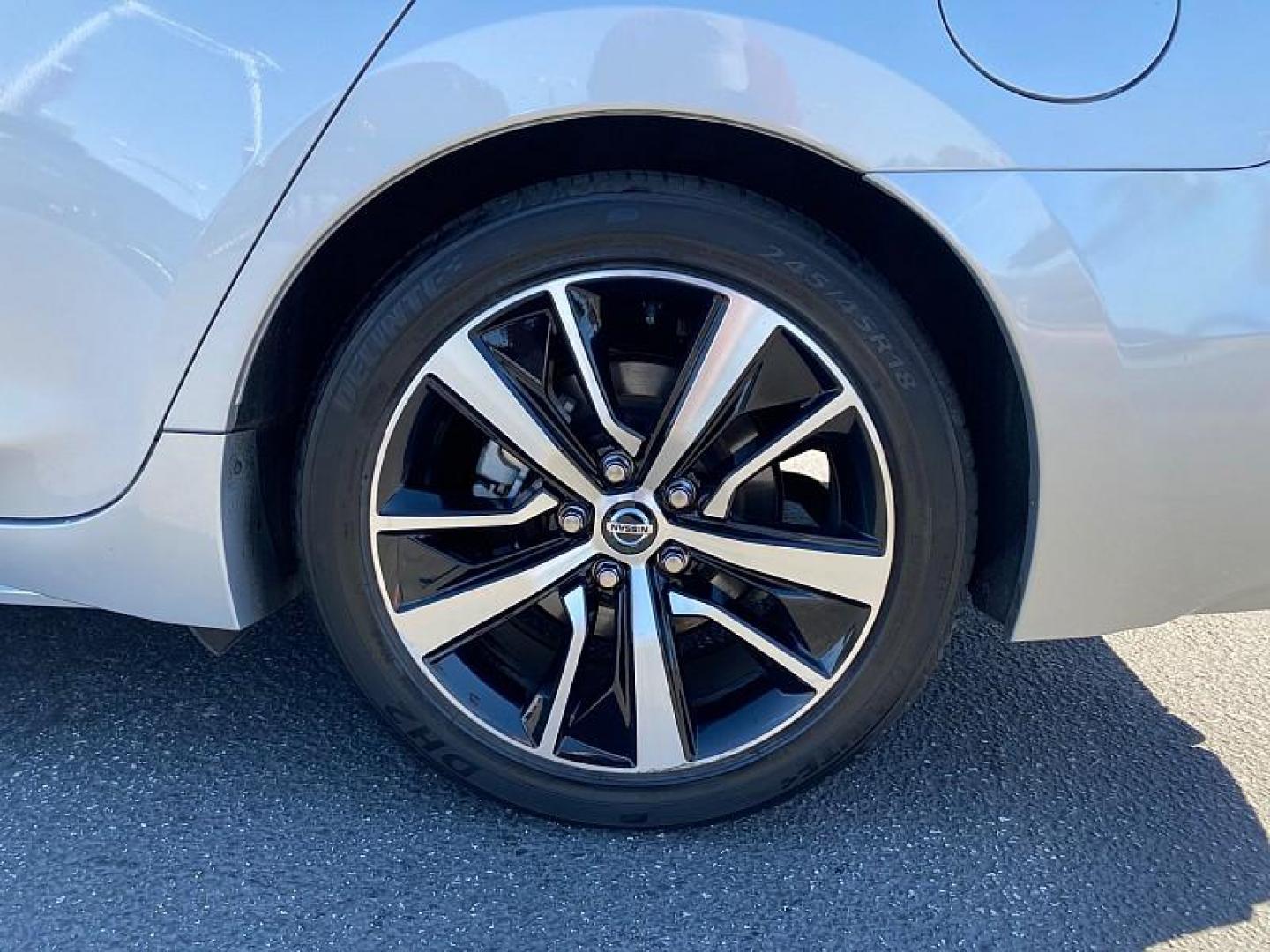 2021 SILVER Nissan Maxima (1N4AA6CV8MC) with an V6 3.5 Liter engine, Automatic Xtronic CVT transmission, located at 412 Auto Vista Drive, Palmdale, CA, 93551, (661) 945-0620, 34.592636, -118.136681 - Photo#18