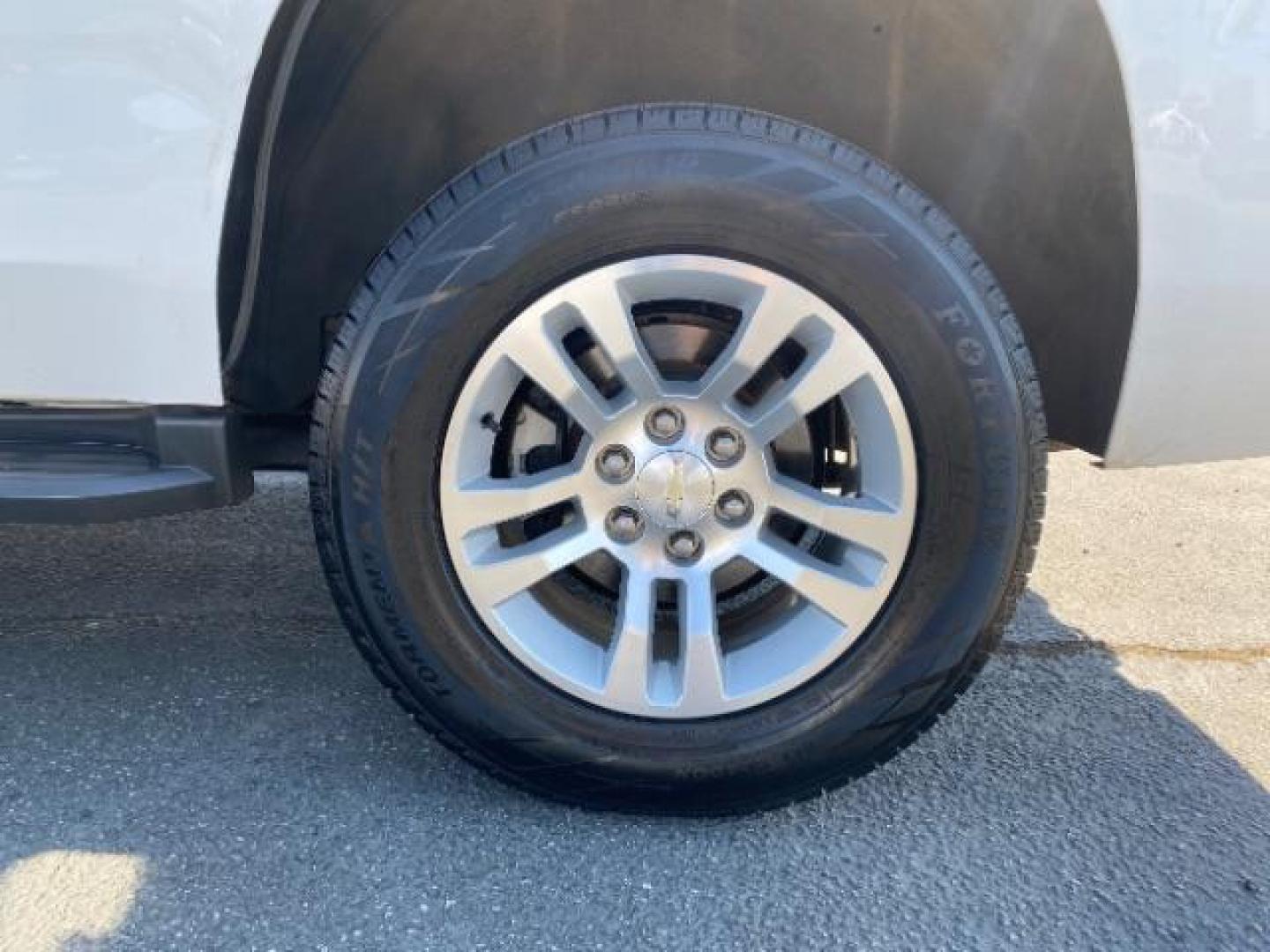 2020 WHITE Chevrolet Tahoe (1GNSCBKCXLR) with an V8 EcoTec3 5.3 Liter engine, Automatic 6-Spd w/Overdrive transmission, located at 412 Auto Vista Drive, Palmdale, CA, 93551, (661) 945-0620, 34.592636, -118.136681 - Photo#13