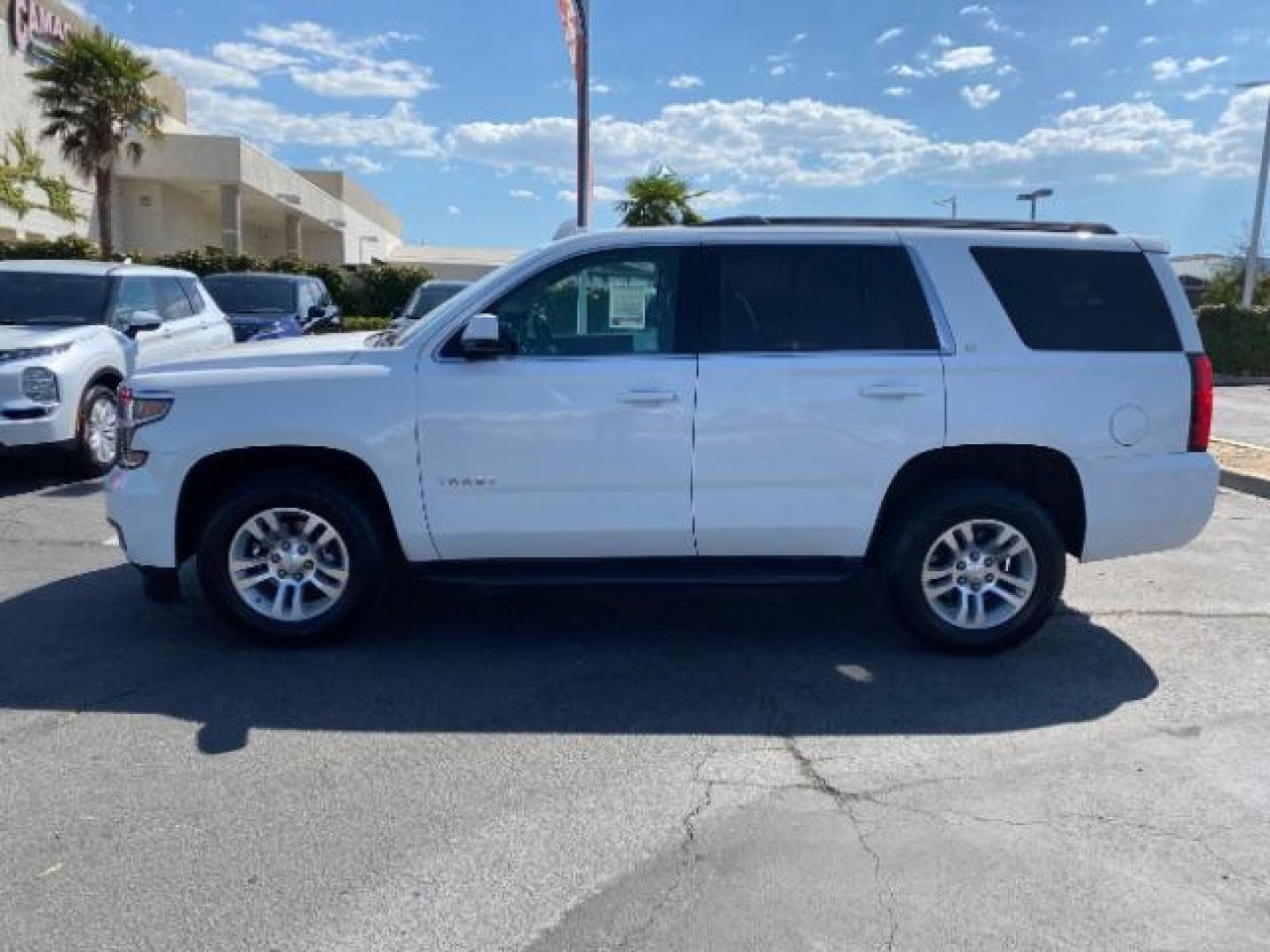 2020 WHITE Chevrolet Tahoe (1GNSCBKCXLR) with an V8 EcoTec3 5.3 Liter engine, Automatic 6-Spd w/Overdrive transmission, located at 412 Auto Vista Drive, Palmdale, CA, 93551, (661) 945-0620, 34.592636, -118.136681 - Photo#3