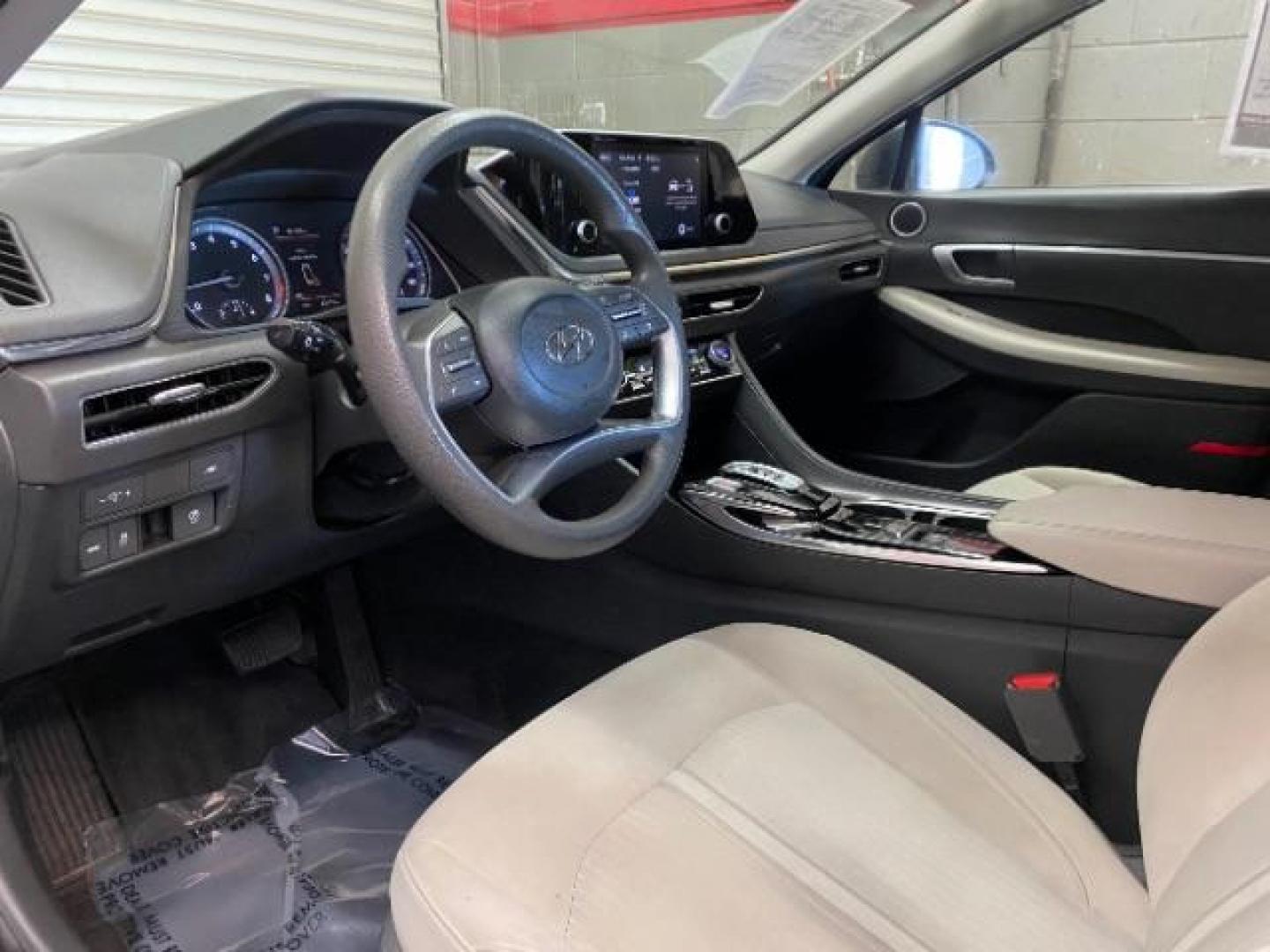 2021 BLACK Hyundai Sonata (KMHL64JA6MA) with an 4-Cyl 2.5 Liter engine, Automatic 8-Spd w/Overdrive and Shiftronic transmission, located at 412 Auto Vista Drive, Palmdale, CA, 93551, (661) 945-0620, 34.592636, -118.136681 - Photo#16