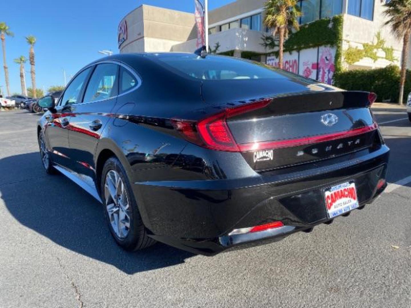 2021 BLACK Hyundai Sonata (KMHL64JA6MA) with an 4-Cyl 2.5 Liter engine, Automatic 8-Spd w/Overdrive and Shiftronic transmission, located at 412 Auto Vista Drive, Palmdale, CA, 93551, (661) 945-0620, 34.592636, -118.136681 - Photo#4