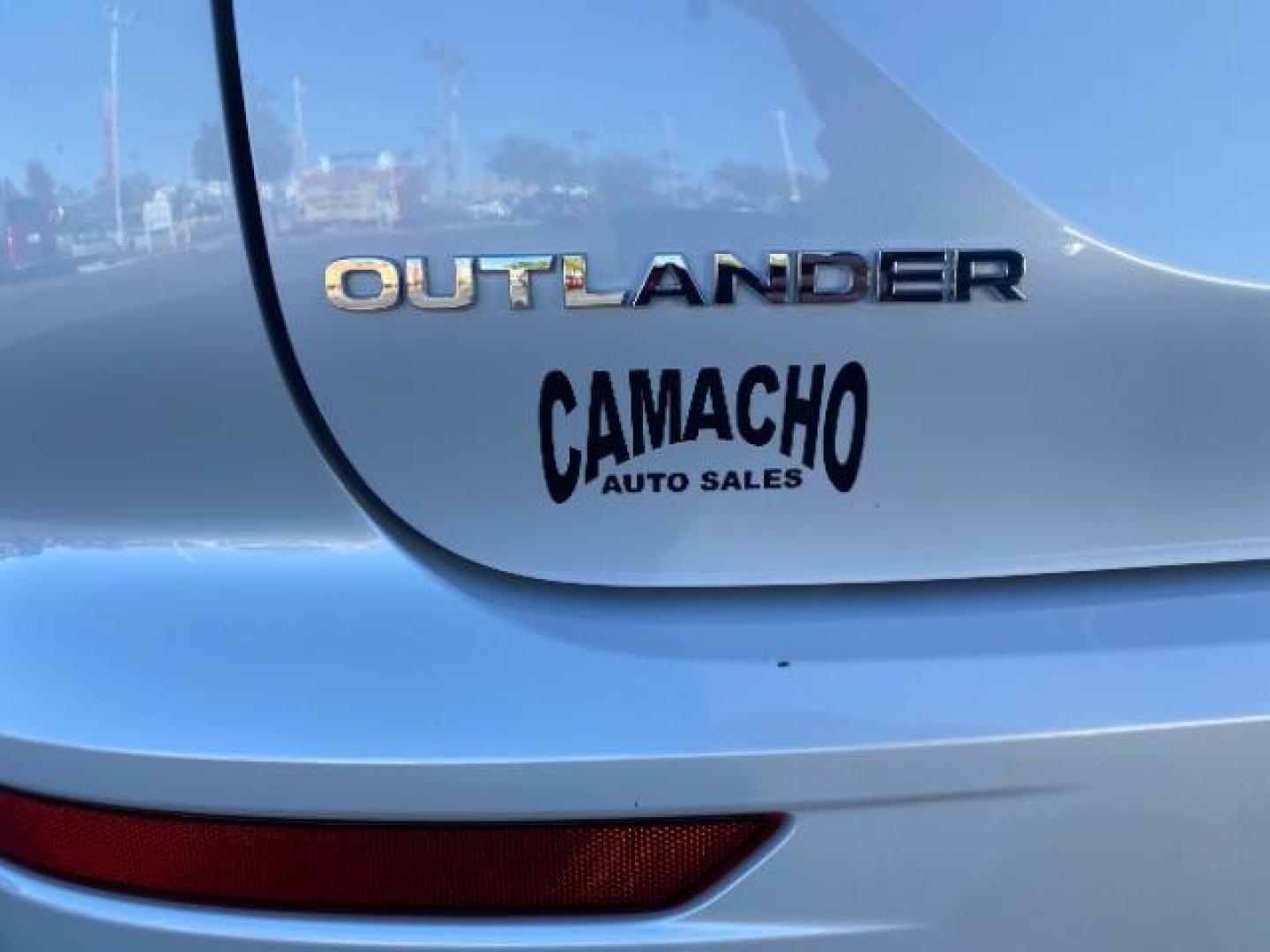 2023 WHITE Mitsubishi Outlander Plug-In Hybrid (JA4T5UA97PZ) with an 4-Cyl Hybrid 2.4 Liter engine, Automatic 1-Spd transmission, located at 412 Auto Vista Drive, Palmdale, CA, 93551, (661) 945-0620, 34.592636, -118.136681 - Photo#17