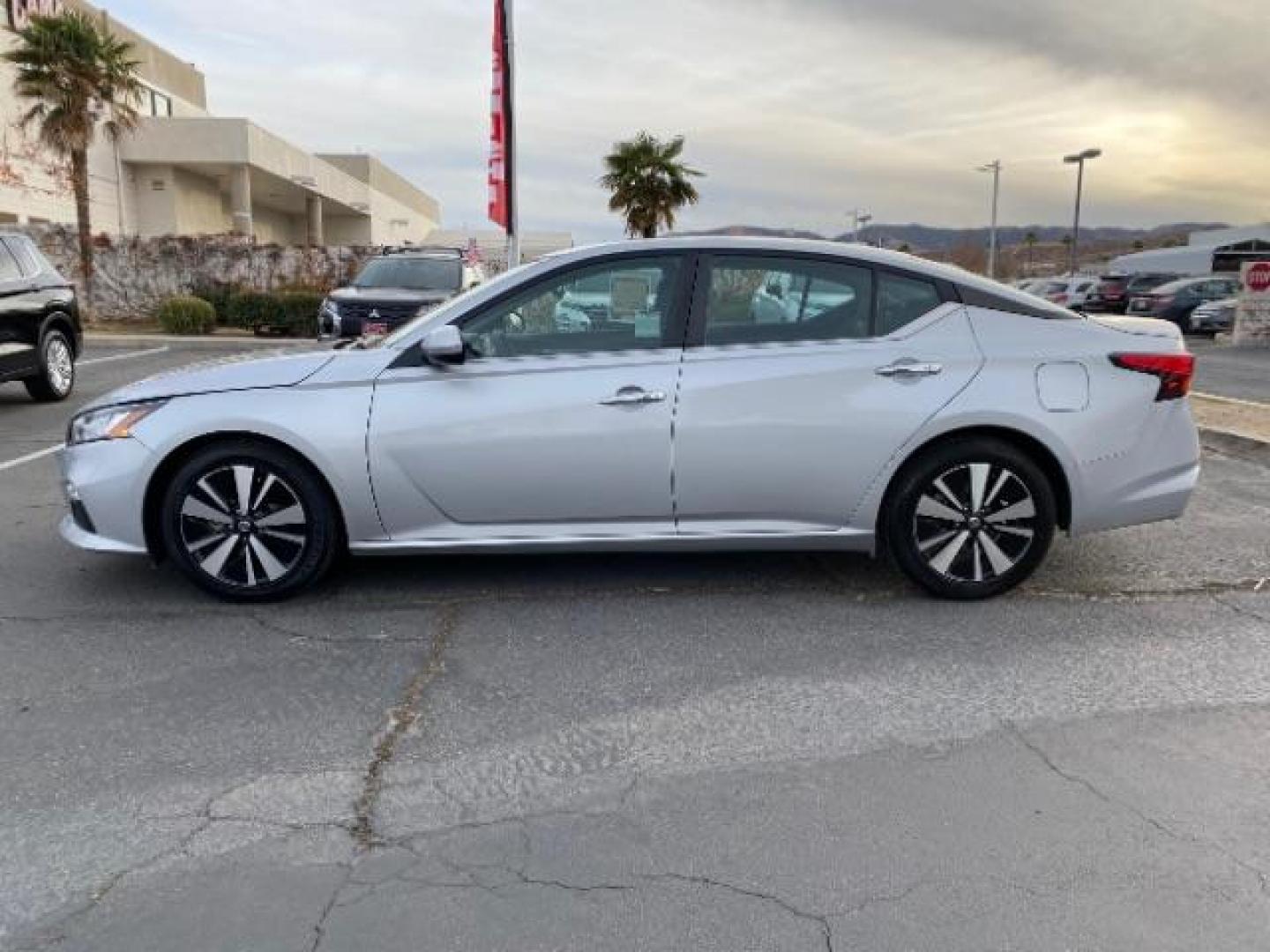 2022 SILVER Nissan Altima (1N4BL4DV4NN) with an 4-Cyl 2.5 Liter engine, Automatic Xtronic CVT transmission, located at 412 Auto Vista Drive, Palmdale, CA, 93551, (661) 945-0620, 34.592636, -118.136681 - Photo#3