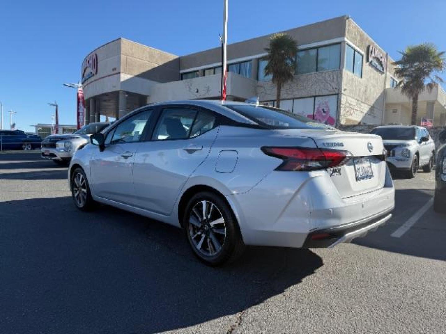 2021 SILVER Nissan Versa (3N1CN8EV3ML) with an 4-Cyl 1.6 Liter engine, Automatic CVT w/Xtronic transmission, located at 412 Auto Vista Drive, Palmdale, CA, 93551, (661) 945-0620, 34.592636, -118.136681 - Photo#4