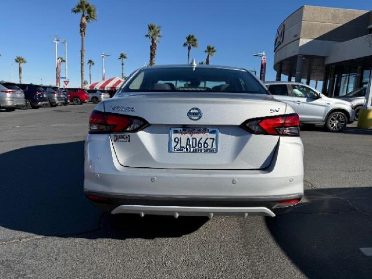 2021 SILVER Nissan Versa (3N1CN8EV3ML) with an 4-Cyl 1.6 Liter engine, Automatic CVT w/Xtronic transmission, located at 412 Auto Vista Drive, Palmdale, CA, 93551, (661) 945-0620, 34.592636, -118.136681 - Photo#5