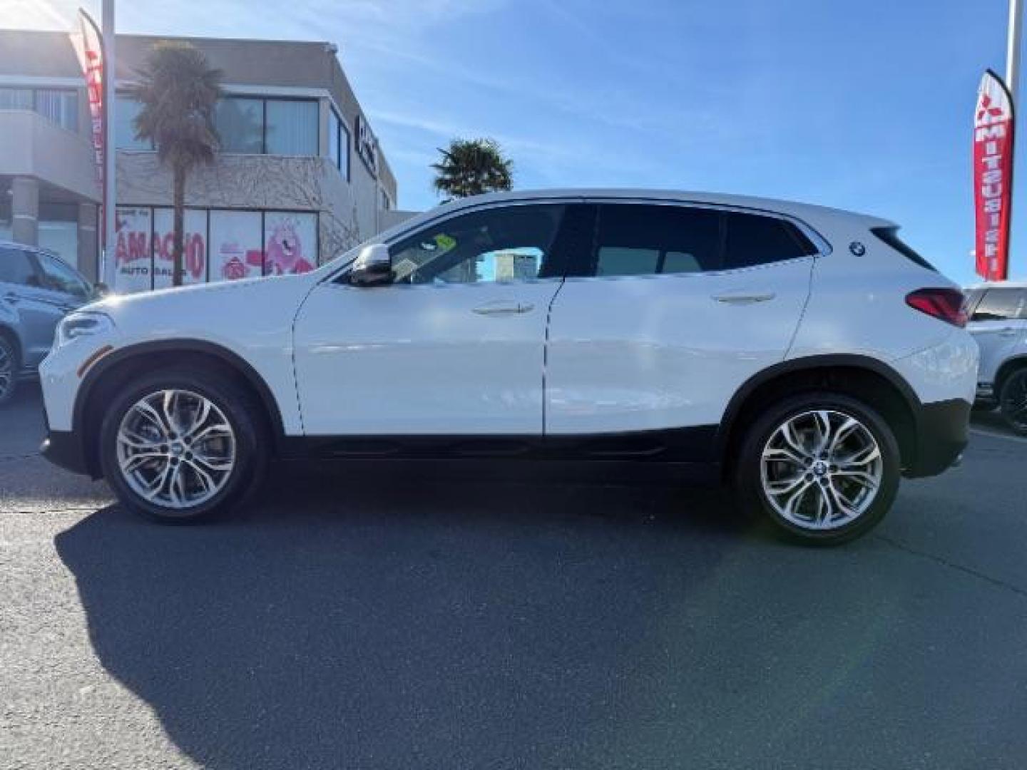 2022 WHITE BMW X2 (WBXYJ1C06N5) with an 4-Cyl Turbo 2.0 Liter engine, Automatic transmission, located at 412 Auto Vista Drive, Palmdale, CA, 93551, (661) 945-0620, 34.592636, -118.136681 - Photo#3